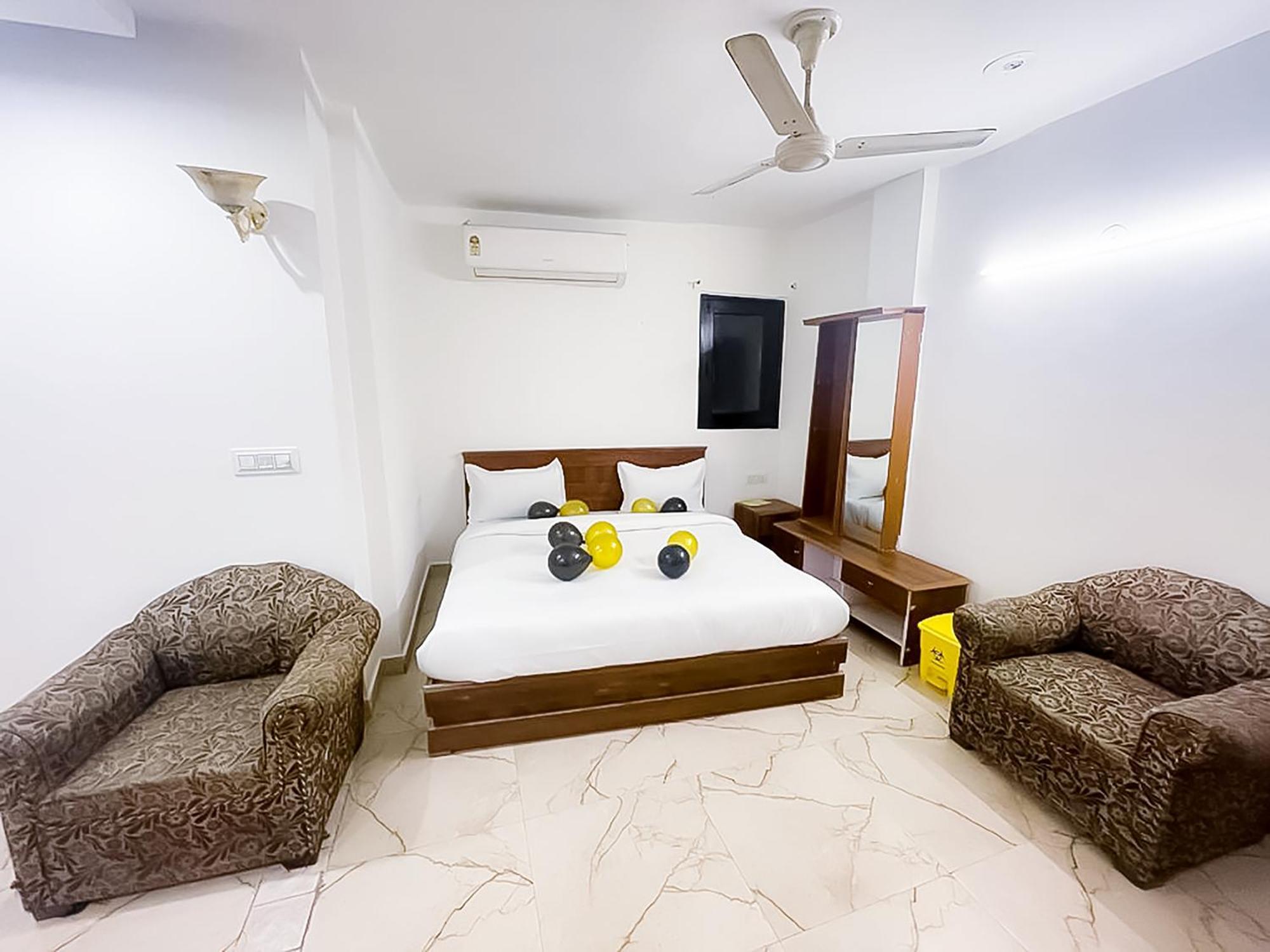 T 49- Hauz Khas Village *